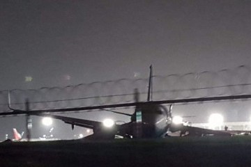 У китайского самолета во время посадки в Маниле отвалился двигатель