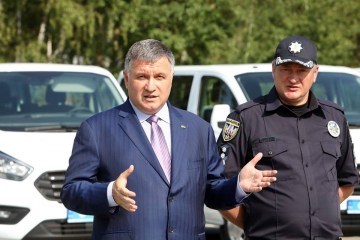 Аваков назвав "клоунадою і фарсом" рішення щодо закордонного паспорта Омеляна