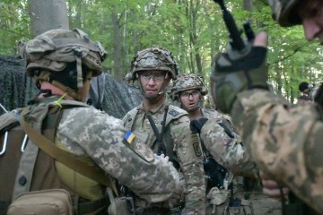 Молодці, "єноти" - Порошенко про успіхи десантників на навчаннях Saber Junction
