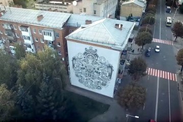 Будинок у Житомирі прикрашають муралом за старослов’янськими мотивати