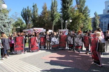 В Херсоне требовали защитить бездомных животных от истребления из-за АЧС