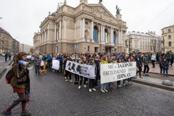 “Хутро — криваве жлобство”: львів’яни вийшли на протест з домашніми улюбленцями