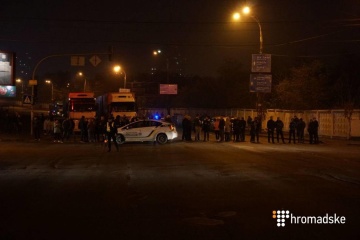 Кияни перекрили дорогу: вимагають повернути світло у свої домівки