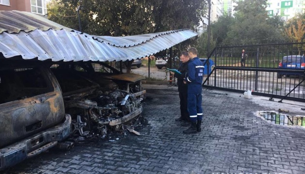 В Одессе неизвестные сожгли пять автомобилей В Одессе неизвестные сожгли пять автомобилей