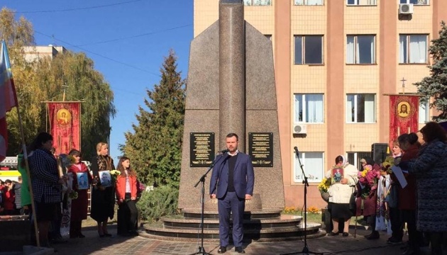 В Коростене открыли памятник погибшим на Донбассе героям В Коростене открыли памятник погибшим на Донбассе героям