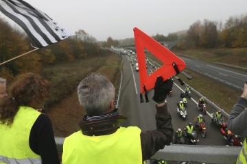 Во Франции мужчина с гранатой требовал встречи с Макроном