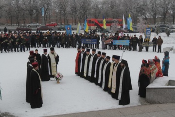 В Днипре возле Мемориала жертвам репрессий почтили память о голодоморах