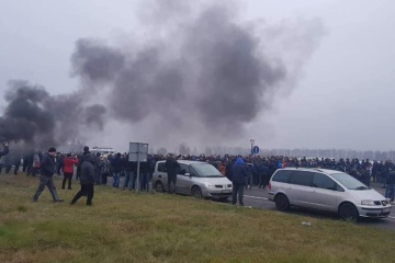 На західному кордоні "євробляхери" перекривають пункти пропуску й палять шини – активіст