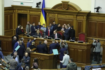 Рада не может начать заседание, фракция Ляшко блокирует президиум