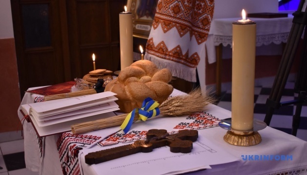 У Кишиневі запалили свічки пам’яті жертв Голодомору У Кишиневі запалили свічки пам’яті жертв Голодомору