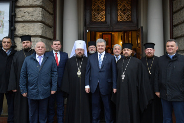 Президент змінив графік поїздки на Львівщину, аби помолитися в сільському храмі