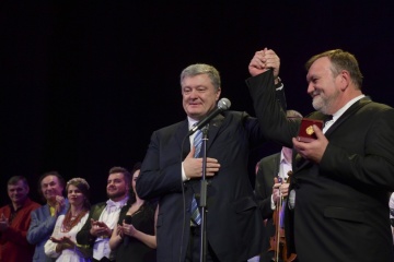 Президент вручив "народного артиста" керівникові академічної капели "Трембіта"