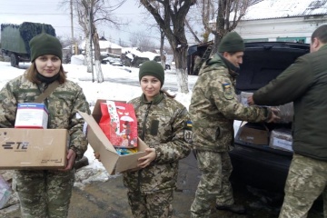 Жителям прифронтових сіл на Донбасі передали ліки, продукти та пресу