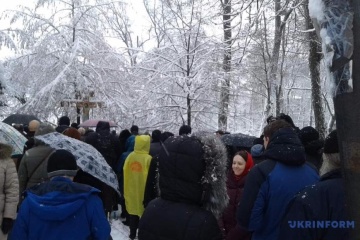 Прихильники УПЦ МП проводять під Радою молебень