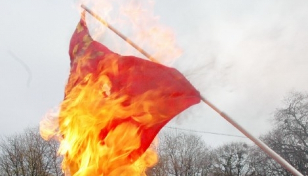«Свободівці» спалили червоний прапор та прапор Партії регіонів на Говерлі