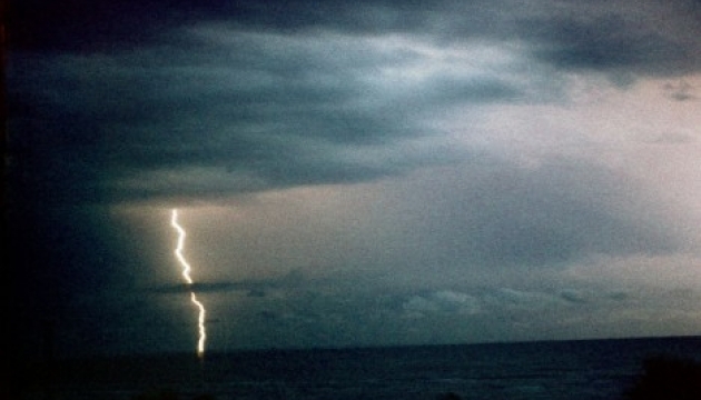 У літак президента Франції влучила блискавка