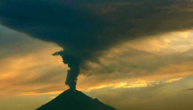 На Камчатці вже два вулкани викинули стовпи попелу