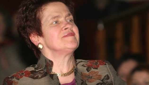 Людмила Янукович нагородила випускників луганського університету