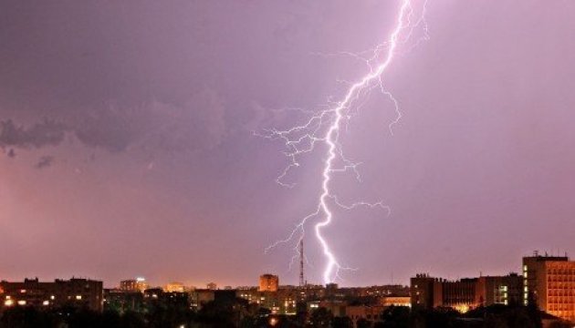 Servicio Estatal de Emergencia advierte de fuertes lluvias, granizo y ráfagas de viento en algunas regiones de Ucrania