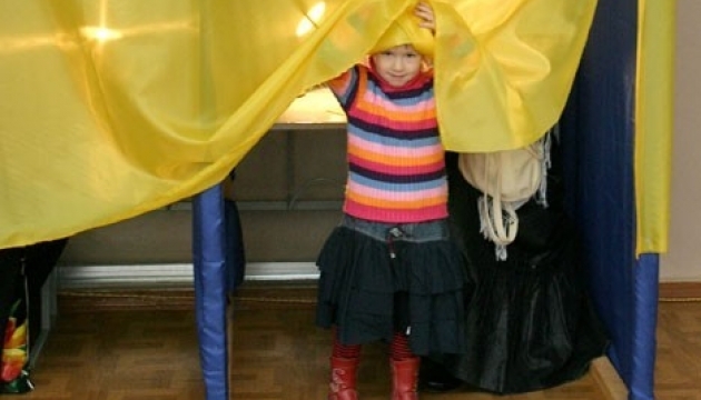 Закон не забороняє голосувати в кабінці з дітьми - Черненко