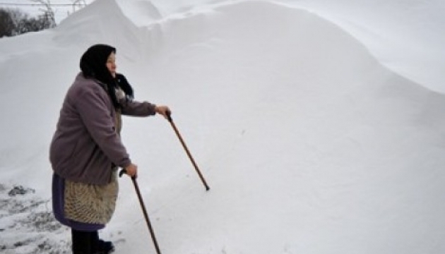 Снігові замети заблокували дороги до 120 сіл Тернопільщини