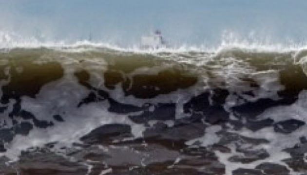 Die Höhe von Wellen im Schwarzen Meer erreicht heute 4 Meter