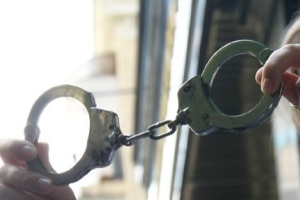Силовики виштовхали сенатора й закували його в кайданки під час пресконференції в Лос-Анджелесі