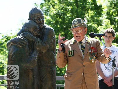 Пам'ятник вічному коханню і вірності відкрили у Маріїнському парку. ФОТОРЕПОРТАЖ