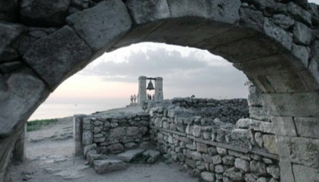 Die größte Glocke der Ukraine ist nach antikem Chersones gebracht