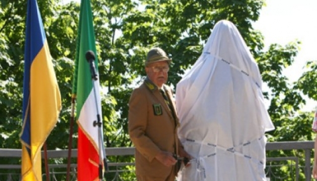 Пам'ятник вічному коханню і вірності відкрили у Маріїнському парку. ФОТОРЕПОРТАЖ