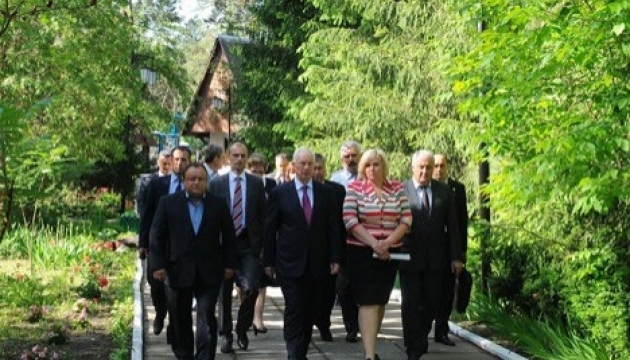 Азаров перевірив дитячий табір 