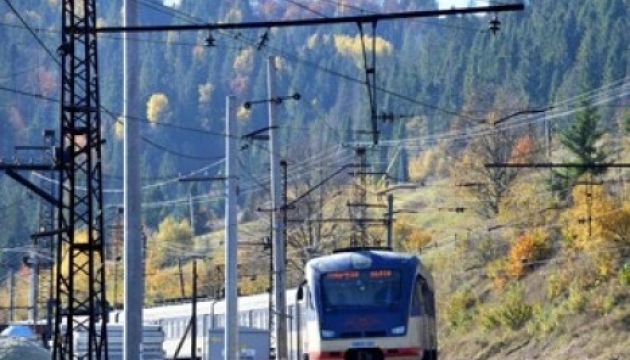 Івано-Франківці збирають підписи за збереження поїзда Ковель - Чернівці