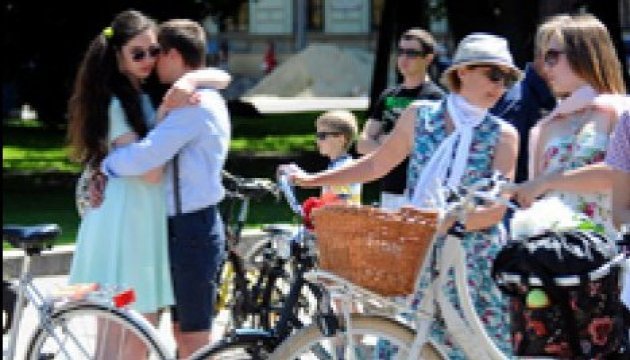 « Le festival des vélos » à Lviv a réservé des surprises aux jeunes mariés

