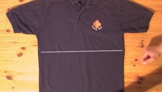 Як скласти теніску чи футболку за 2 секунди. Відео