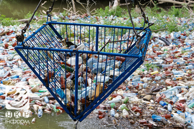 Річку Боржава звільнили від затору із пластикових пляшок. Фоторепортаж