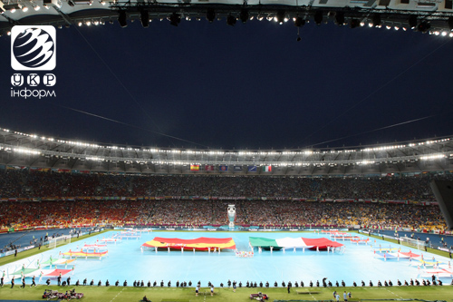 Національні прапори Іспанії та Італії на полі НСК Олімпійський перед фінальним матчем Євро-2012 між збірними. 2012 рік НСК Олімпійський: 90 років історії. Фоторепортаж