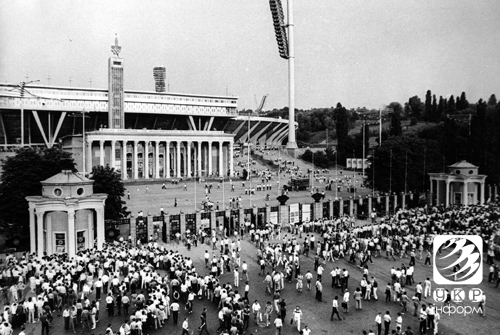 Республіканський стадіон перед матчем. 1991 рік НСК Олімпійський: 90 років історії. Фоторепортаж