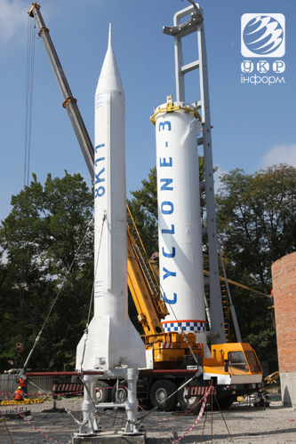 Ракету-носій Циклон-3 встановлюють у Парку ракет Дніпропетровська