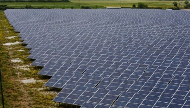 Noch ein Sonnenkraftwerk ist auf der Krim aufgebaut