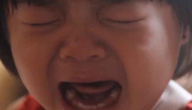 Як заспокоїти дитину, яка плаче. Відео