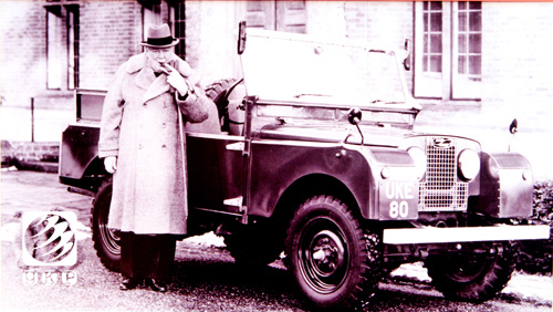 Вінстон Черчилль біля автомобіля Land Rover. 1942 рік. Саморушні візки розпочали відлік автомобільного століття. Фоторепортаж