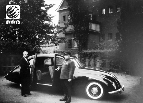 Радянський офіцер біля автомобіля Horch. 1945 рік. Саморушні візки розпочали відлік автомобільного століття. Фоторепортаж