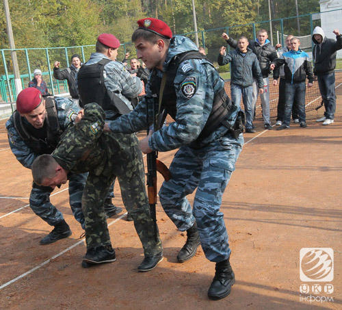 Силовики гралися у рятівників життя. Фоторепортаж