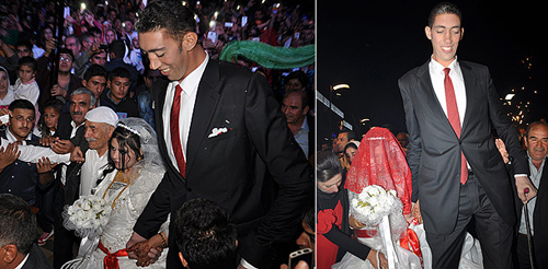 Самый высокий человек в мире нашел себе пару по локоть Самый высокий человек в мире нашел себе пару по локоть. Фото