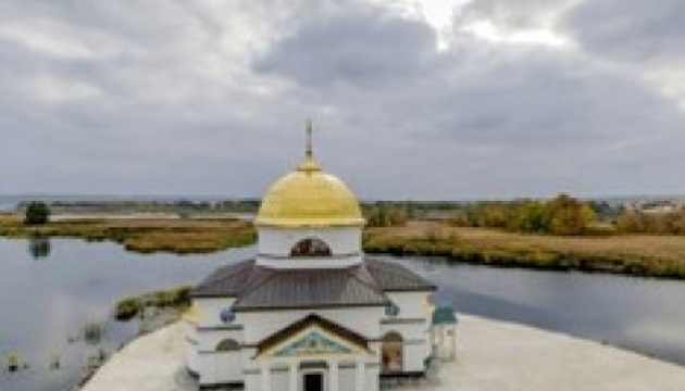 Гусячі яйця та цегла вберегли церкву. Фоторепортаж