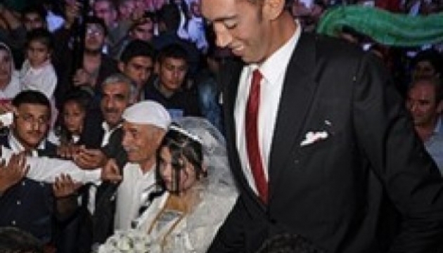 Найвища людина у світі знайшла собі пару по лікоть. Фото