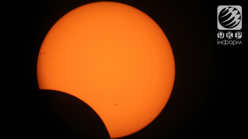 Часткове сонячне затемнення, яке було видно на західному березі міста Рамалла, Палестина, 3 листопада 2013 року. Земляни спостерігали рідкісне гібридне затемнення. Фото