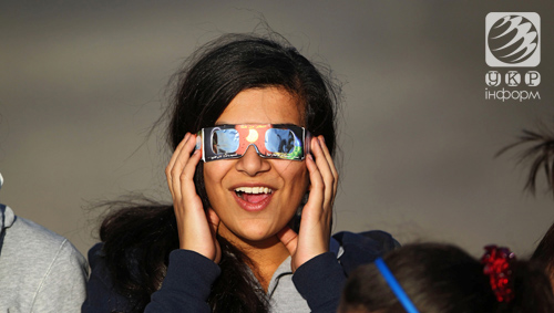 Йорданська студентка спостерігає за частковим сонячним затемненням через спеціальні окуляри, Амман, Йорданія, 3 листопада 2013 року. Земляни спостерігали рідкісне гібридне затемнення. Фото