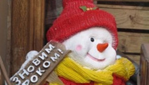 Незмінний персонаж свят дарує щастя й затишок. Фоторепортаж