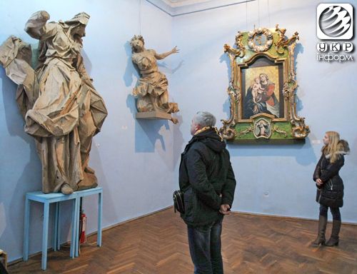 Олеський замок запрошує туристів. Фоторепортаж